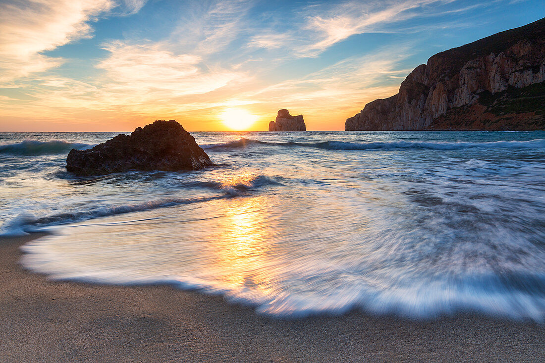 Wellen bei Sonnenuntergang am Strand von Masua, Iglesias, Sud Sardegna Provinz, Sardinien, Italien, Mittelmeer, Europa