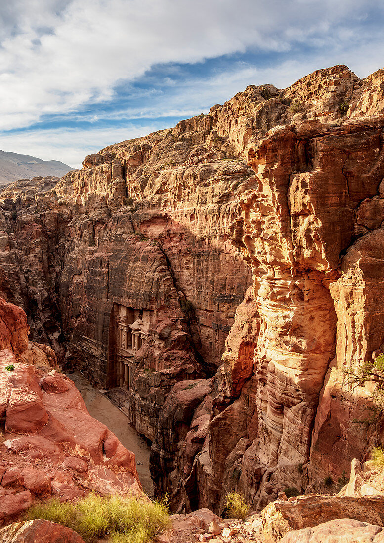 Das Finanzministerium (Al-Khazneh), erhöhte Ansicht, Petra, UNESCO-Welterbestätte, Ma'an Governorate, Jordanien, Mittlerer Osten