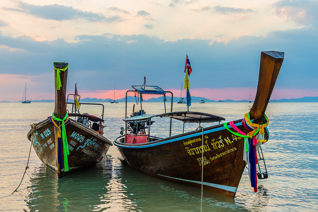 Ruea Hang Yao (thailändisches Boot) bei Sonnenuntergang auf Rai Leh-Strand in Rai Leh, Ao Nang, Krabi-Provinz, Thailand, Südostasien, Asien