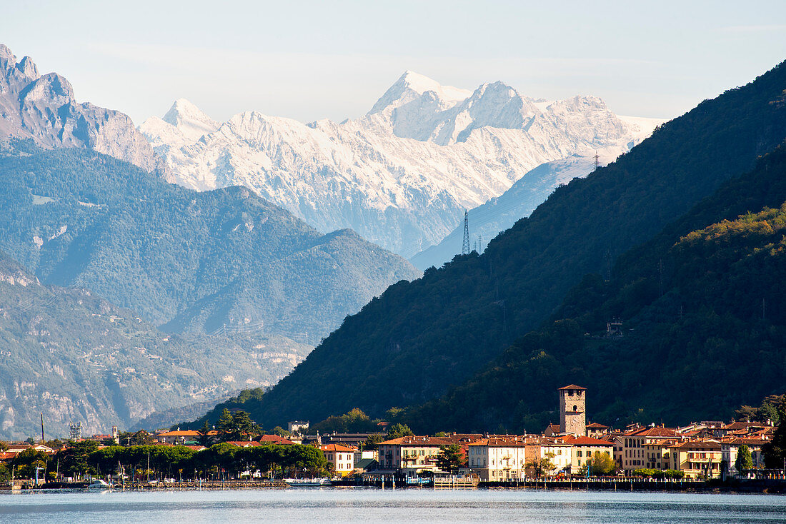 Pisogne und Berg Adamello, Iseo See, Brescia-Provinz, Lombardei, Italien, Europa