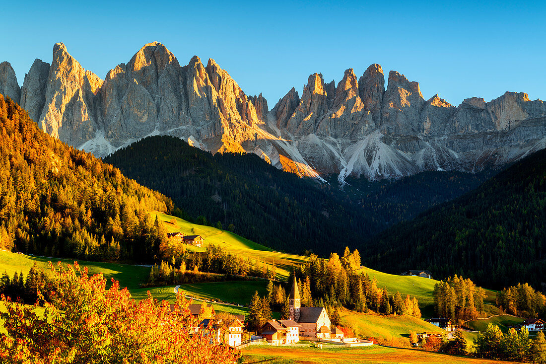 Funes-Tal in der Herbstsaison, Santa Magdalena, Provinz Bozen, Trentino-Südtirol, Italien, Europa