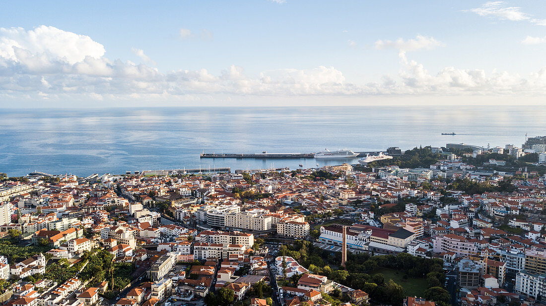 Sonnenuntergang über Funchal-Stadt (Drohnenaufnahme), Madeira, Portugal, Atlantik, Europa