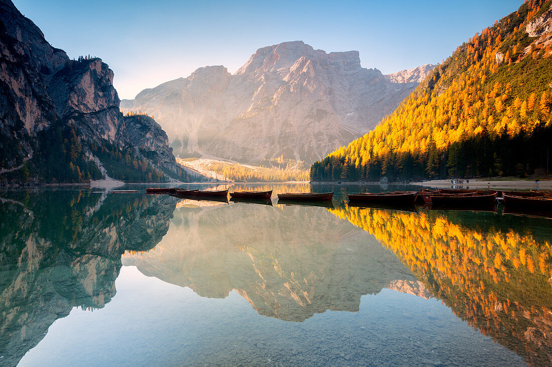 Pragser Wildsee in Trentino Alto Adige an der Dämmerung, Bozen-Provinz, Dolomit, Italien, Europa