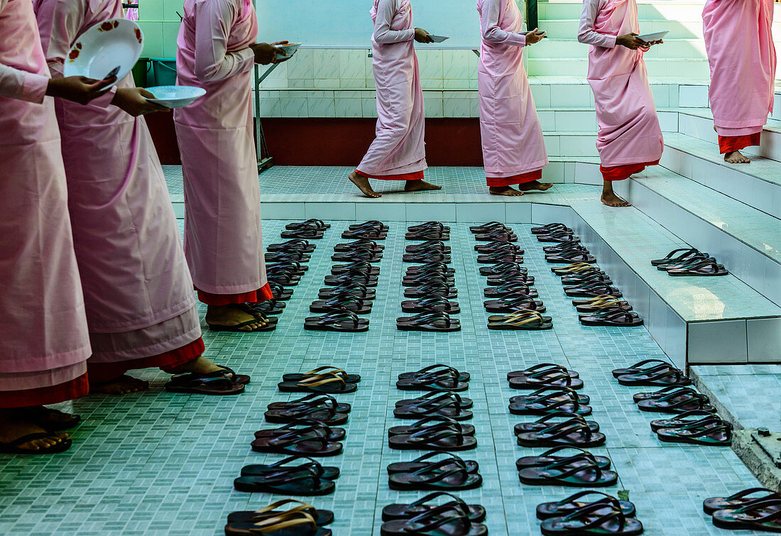 Mönche ziehen sich die Sandalen aus in der Nähe der Treppe, Myanmar, Burma