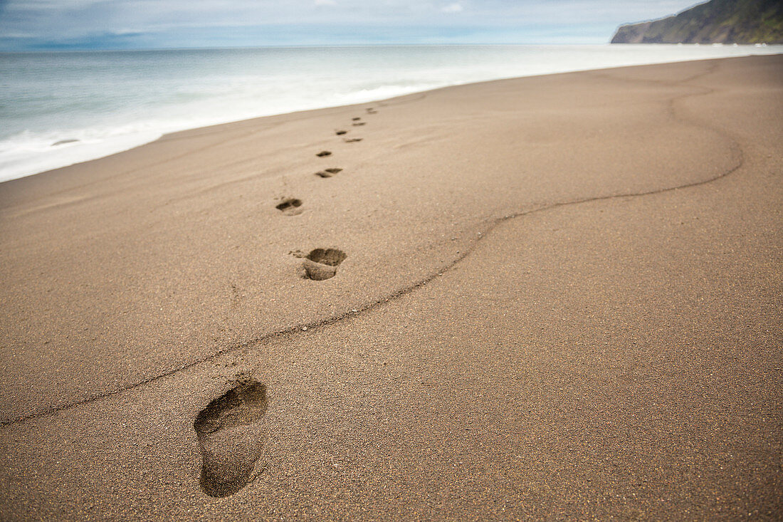 Nahaufnahme von Fußspuren im Strandsand, Faial, Portugal
