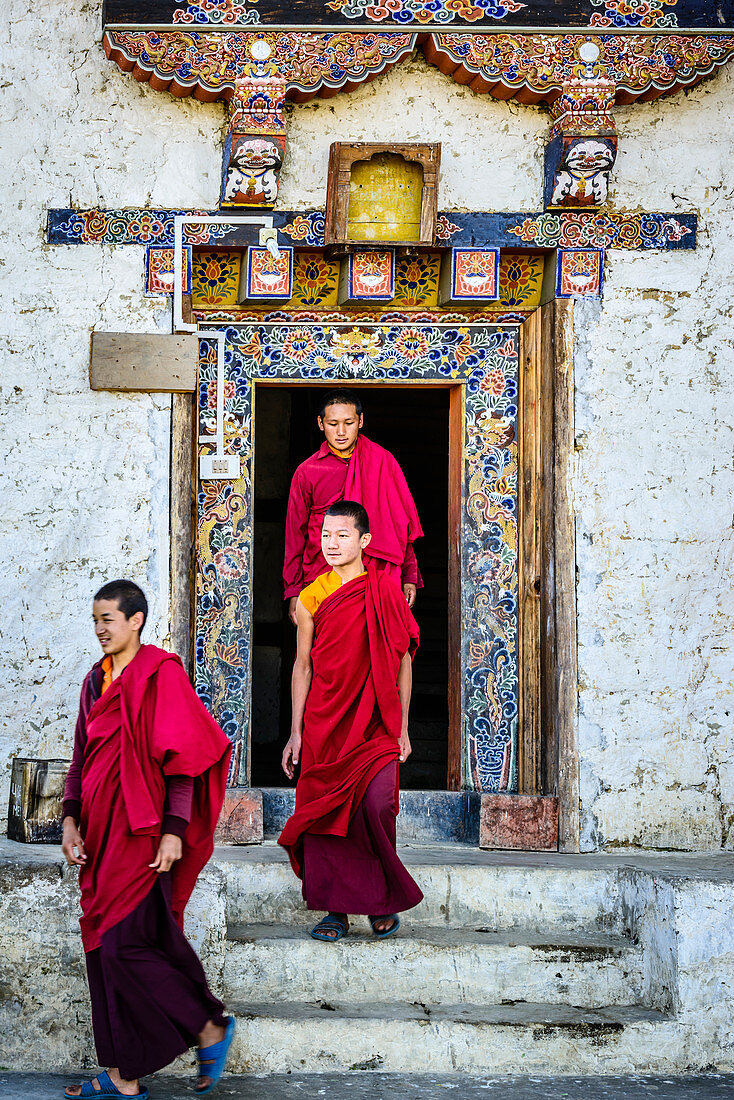 Asiatische Mönche, die aus dem Tempel gehen, Bhutan, Königreich Bhutan
