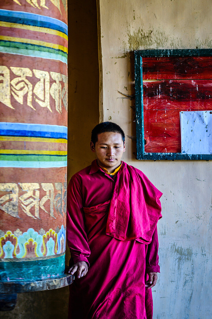 Asiatische Mönche an der Säule im Tempel, Bhutan, Königreich Bhutan