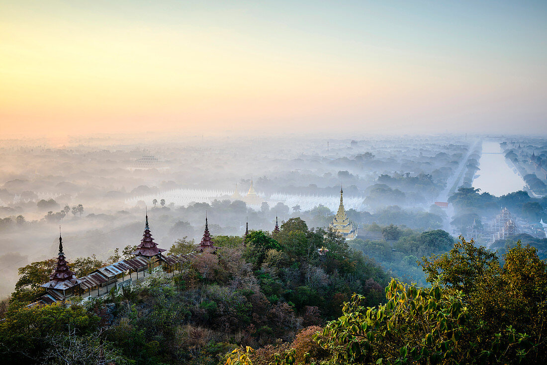 Luftaufnahme von Türmen in nebliger Landschaft, Bagan, Myanmar