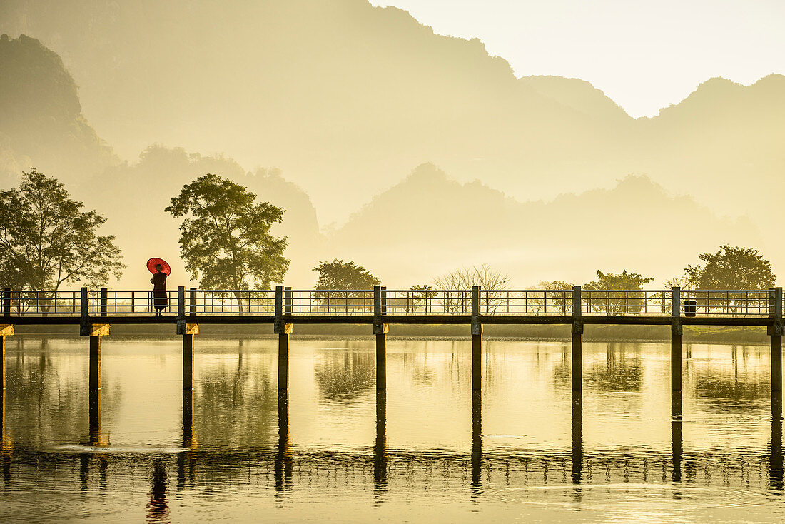 Berge und Brücke reflektierten sich im ruhigen See, Hpa, Kayin, Myanmar