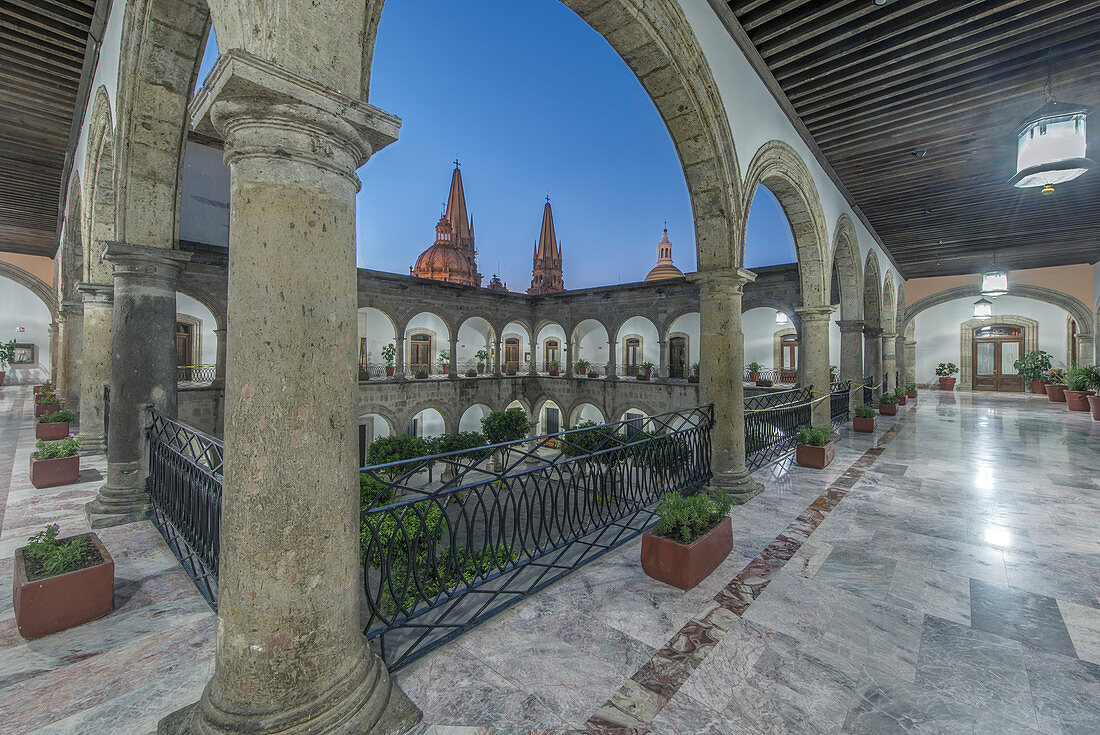 Arkaden und Innenhof des Gouverneurspalastes, Guadalajara, Jalisco, Mexiko