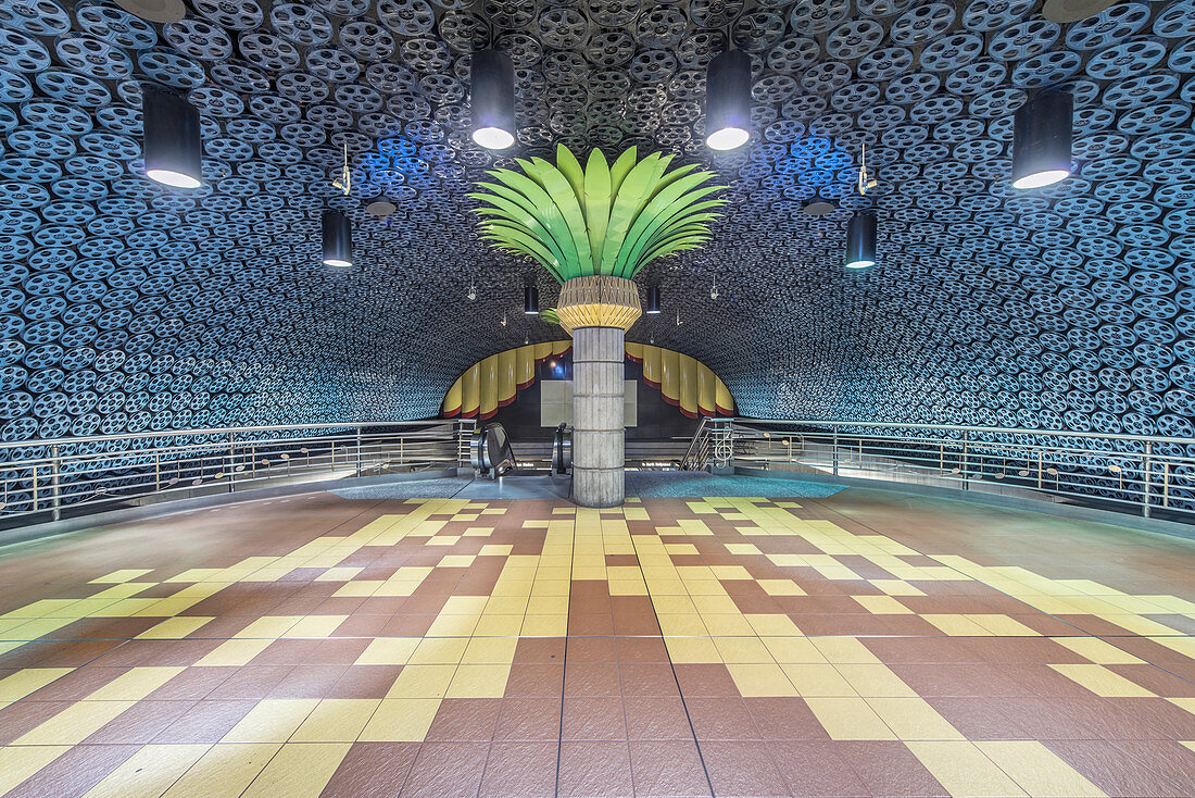 Verzierte Säule und Filmrollen an der Decke in der U-Bahn-Station, Los Angeles, Kalifornien, Vereinigte Staaten