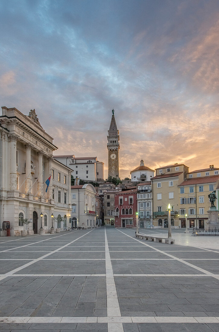 Glockenturm, Gebäude und Marktplatz bei Sonnenaufgang, Piran, Küsten-Karst, Slowenien