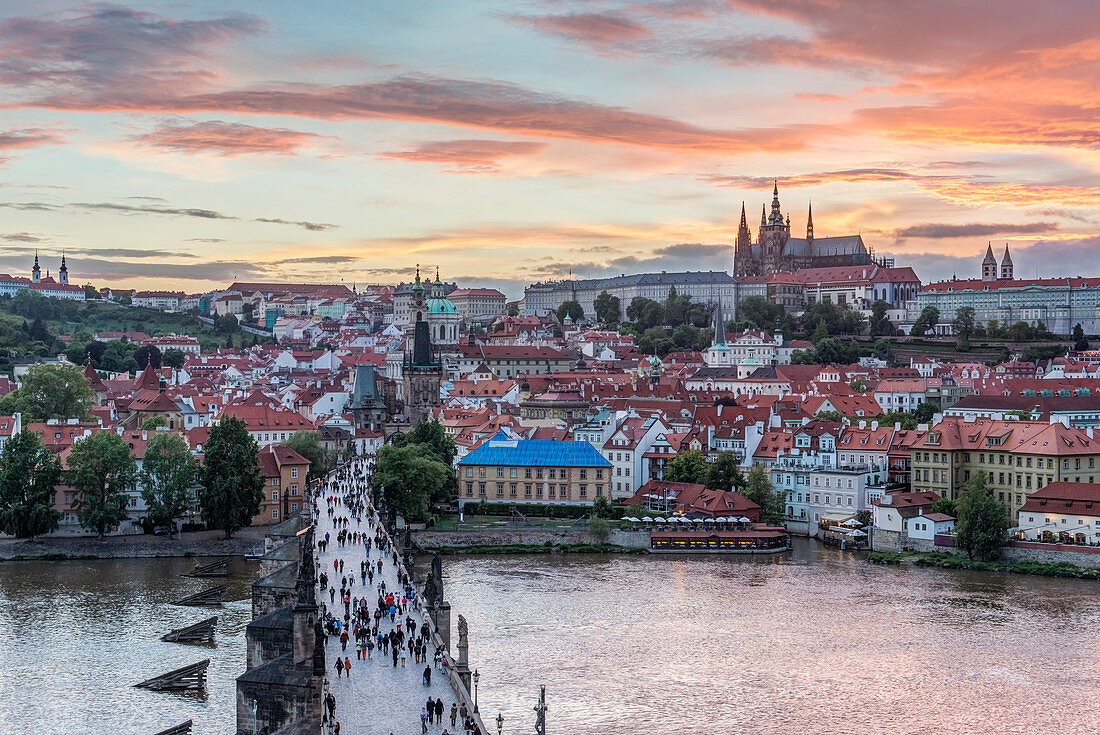Karlsbrücke, Prager Burg und Stadtbild bei Sonnenuntergang, Prag, Tschechische Republik