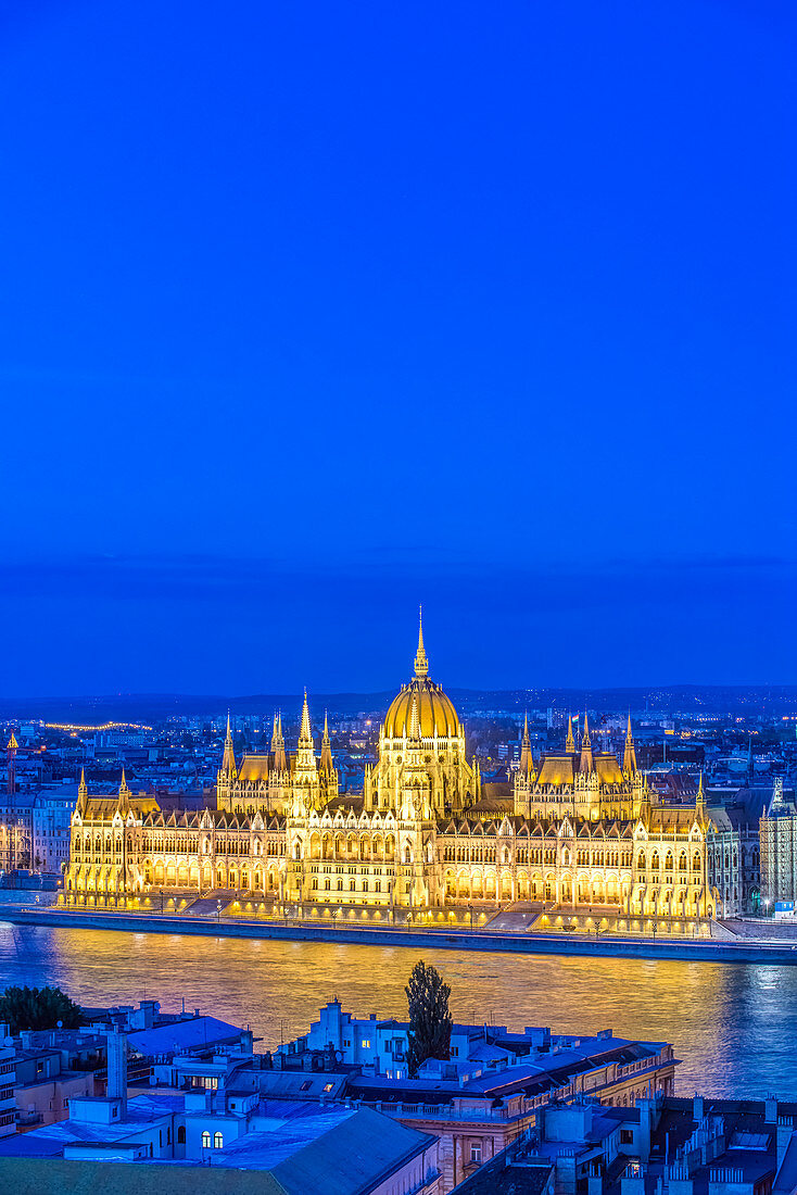 Blick auf das Parlamentsgebäude in Dämmerung, Budapest, Ungarn