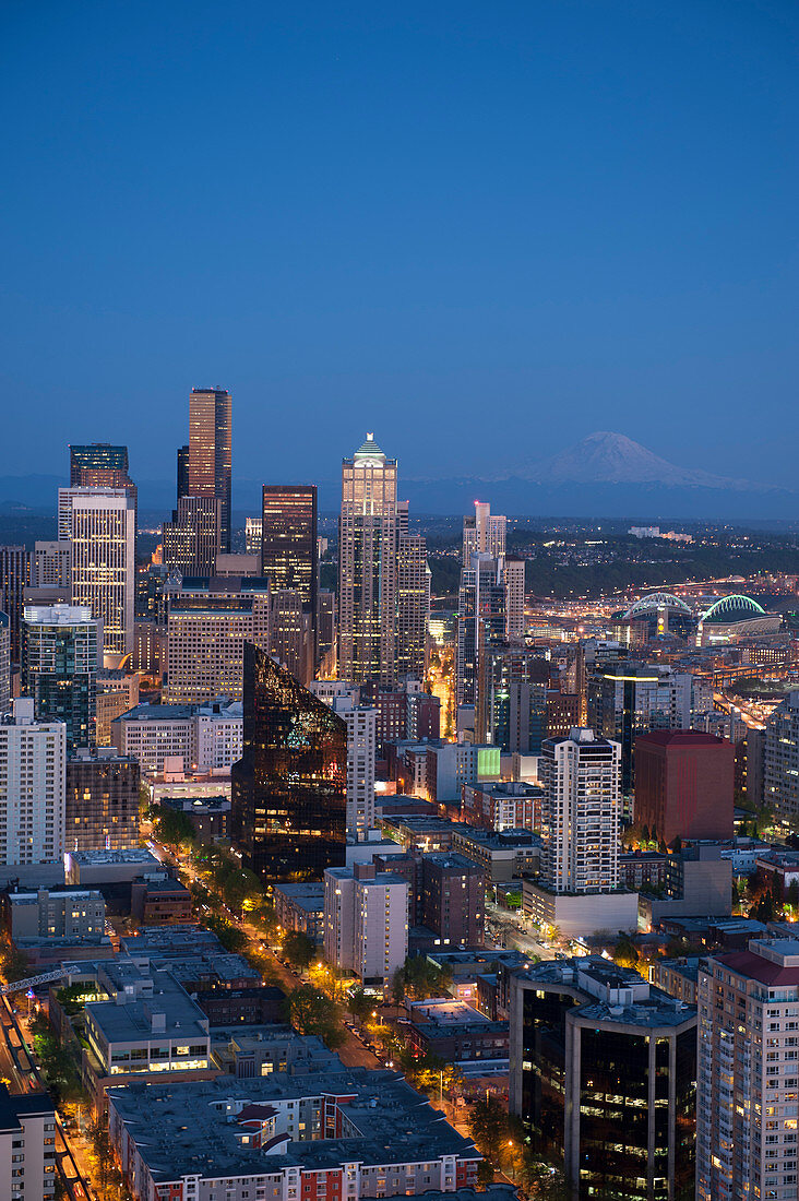 Luftaufnahme der Skyline von Seattle, beleuchtet bei Nacht, Washington, Vereinigte Staaten