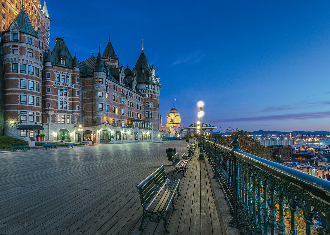 Château Frontecac beleuchtet bei Nacht, Quebec, Kanada