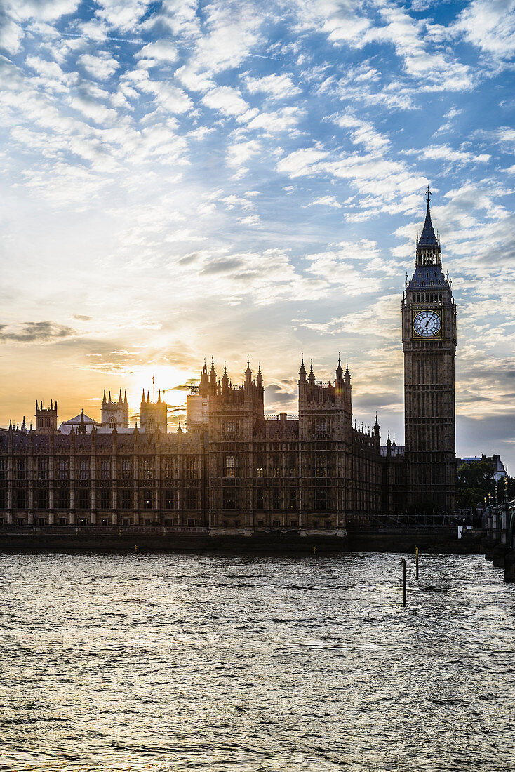 Sonnenuntergang über den Häusern des Parlaments, London, Vereinigtes Königreich