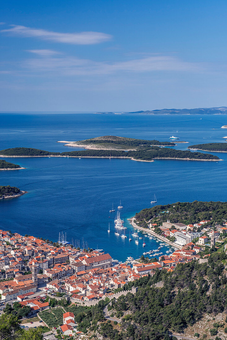 Luftaufnahme der Küstenstadt und der Inseln, Hvar, Split, Kroatien