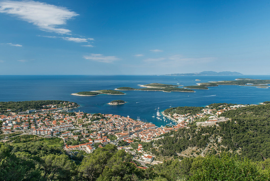 Luftaufnahme der Küstenstadt und des Hügels, Hvar, Split, Kroatien