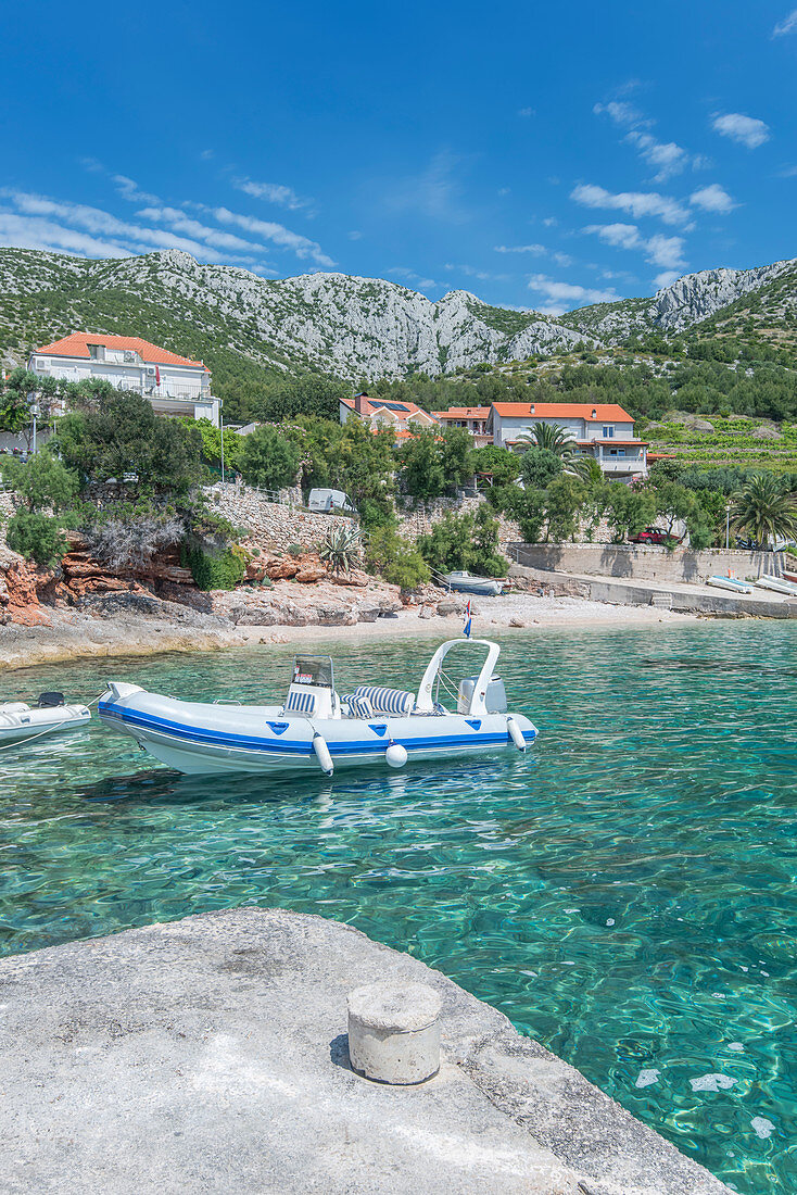 Schlauchboot im See , Kroatien
