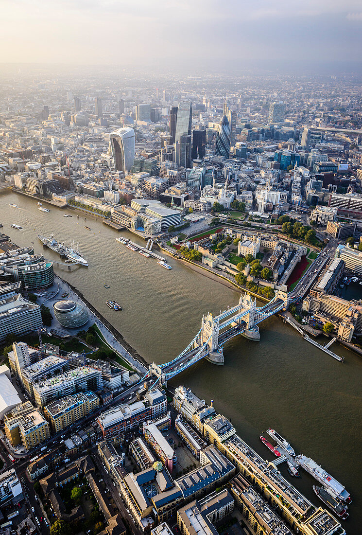Blick auf London mit Fluß, England