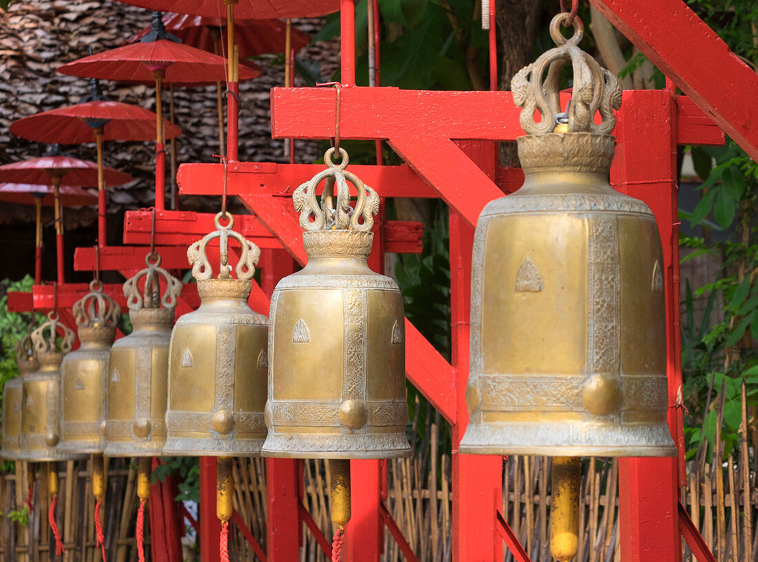 Nahaufnahme von verzierten Glocken am Tempel, Chiang Mai, Thailand