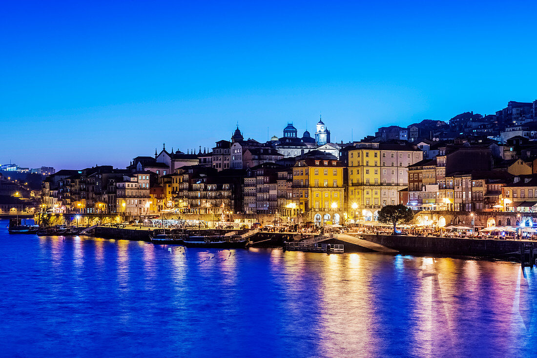 Stadtlandschaft und Hafen von Porto bei Nacht beleuchtet, Porto, Portugal