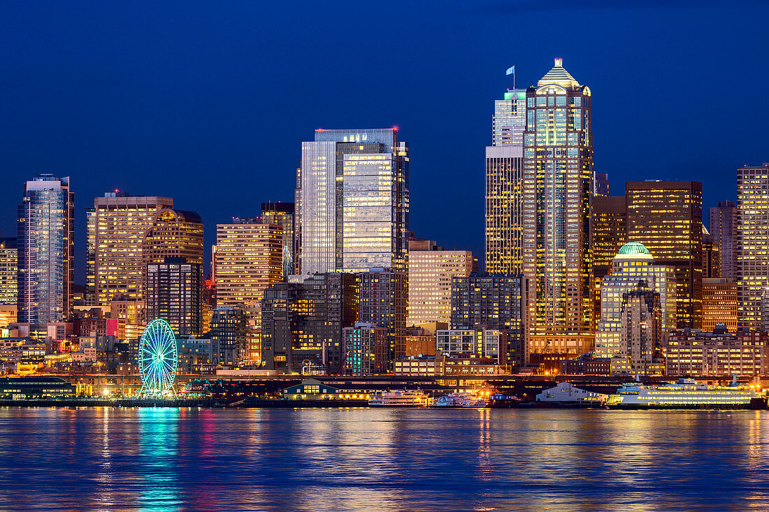 Nummer 12 im Hochhaus beleuchtet, Seattle, Washington, Vereinigte Staaten