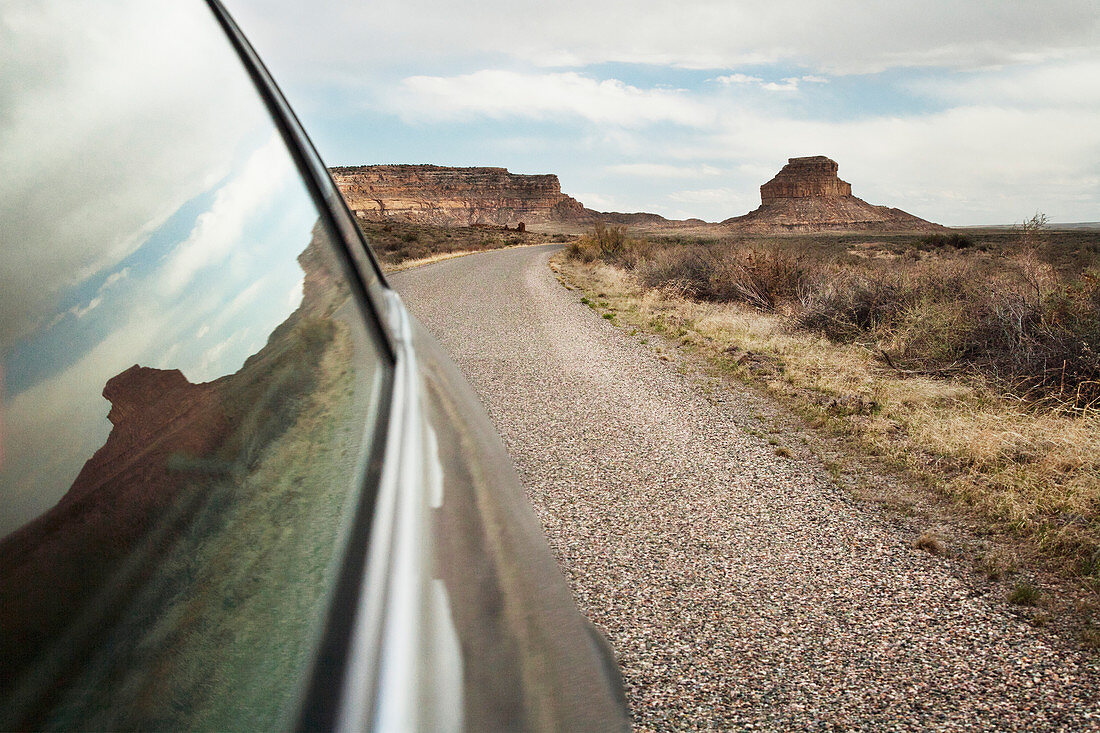 Auto fährt durch Wüstenlandschaft, Nahaufnahme vom Autofenster, Chaco Canyon, New Mexico, USA