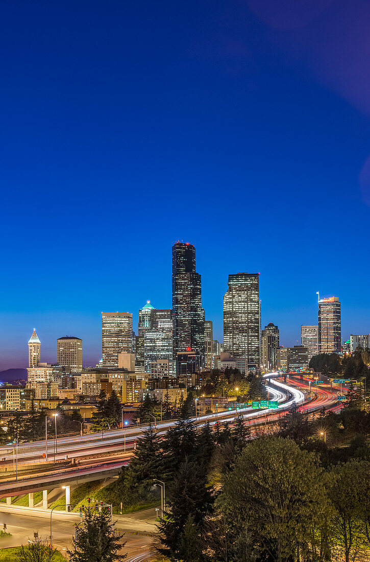 Stadtskyline nachts beleuchtet, Seattle, Washington, USA