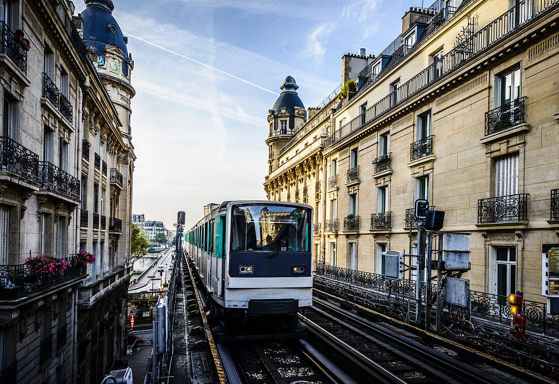 Straßenbahn zwischen den Wohnhäusern, Paris, Frankreich