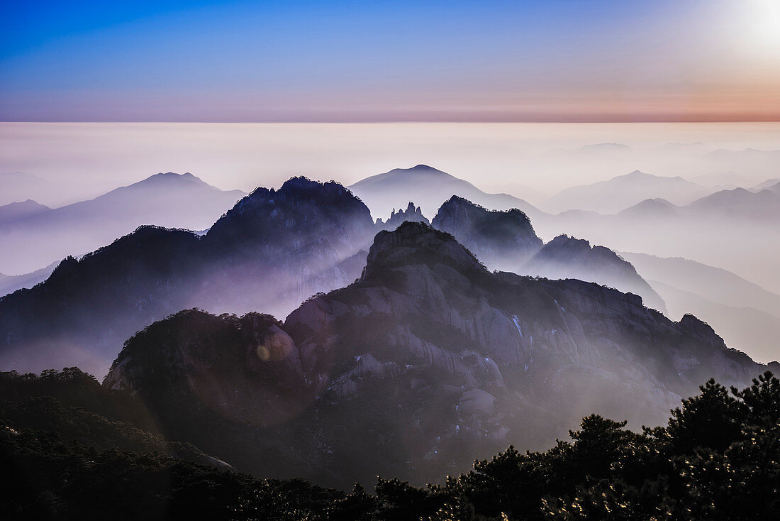 Nebel über felsige Berge, Huangshan, Anhui, China