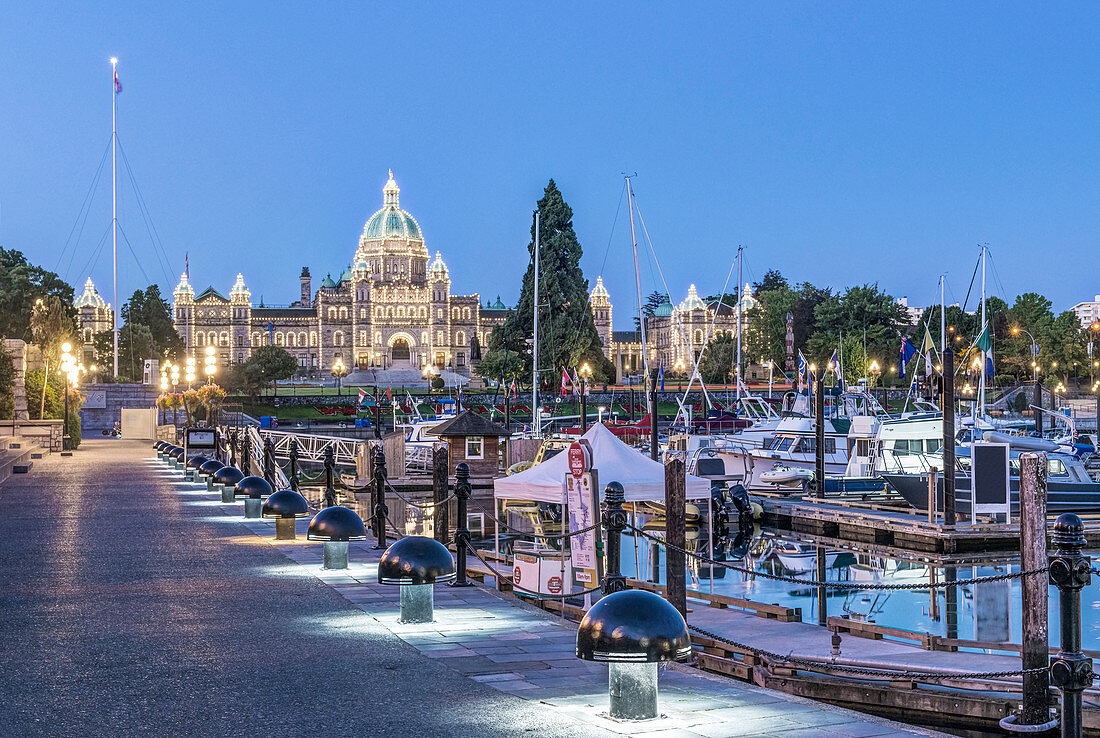 Parlamentsgebäude und Hafen beleuchtet bei Tagesanbruch, Victoria, British Columbia, Kanada