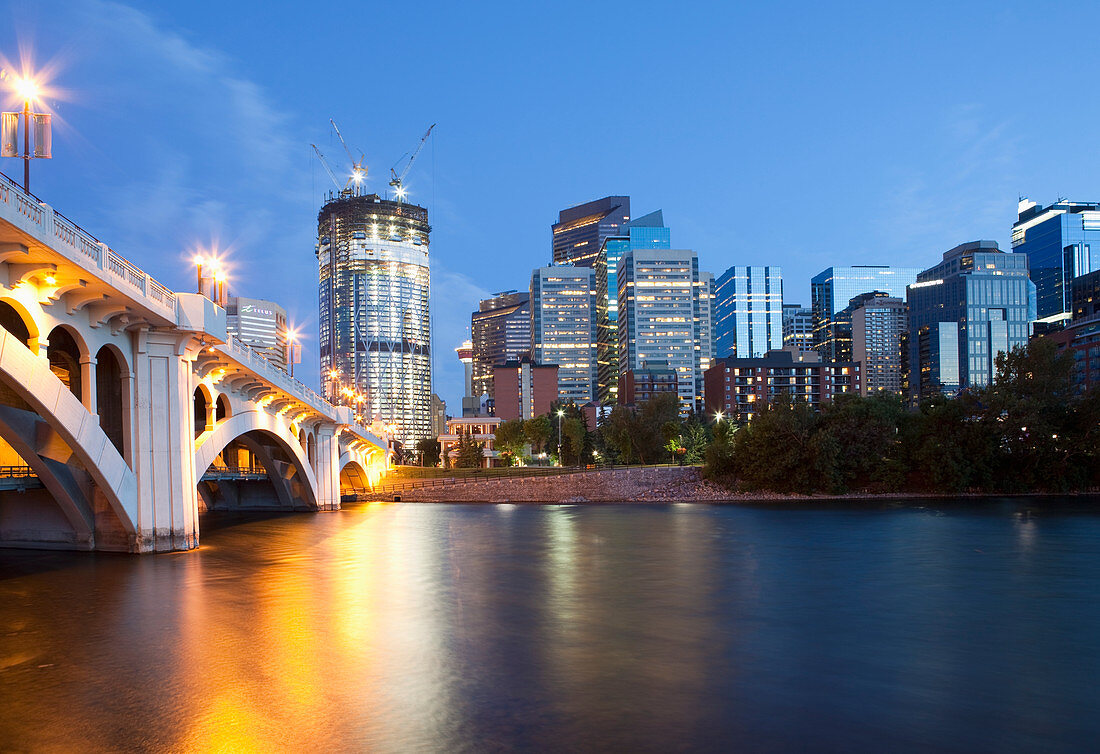 Centre Street Bridge und Calgary Skyline, Calgary, Alberta, Kanada