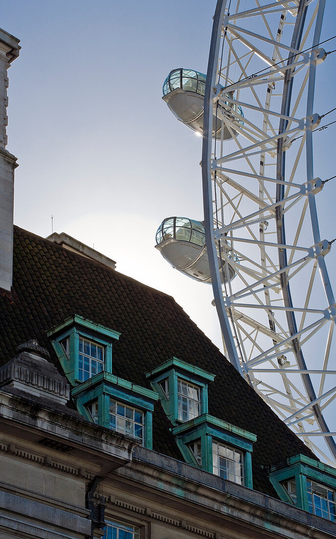 Gebäude vor Riesenrad, London, Großbritannien