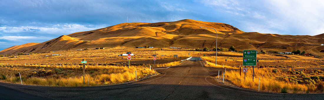 Autobahnauffahrt mit Hügeln im Hintergrund, Richland, Washington, USA