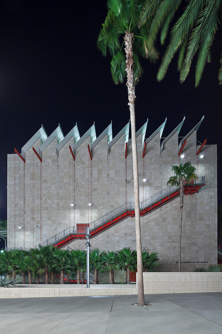 Treppe an der Außenseite eines modernen Gebäudes, Los Angeles, Kalifornien, USA