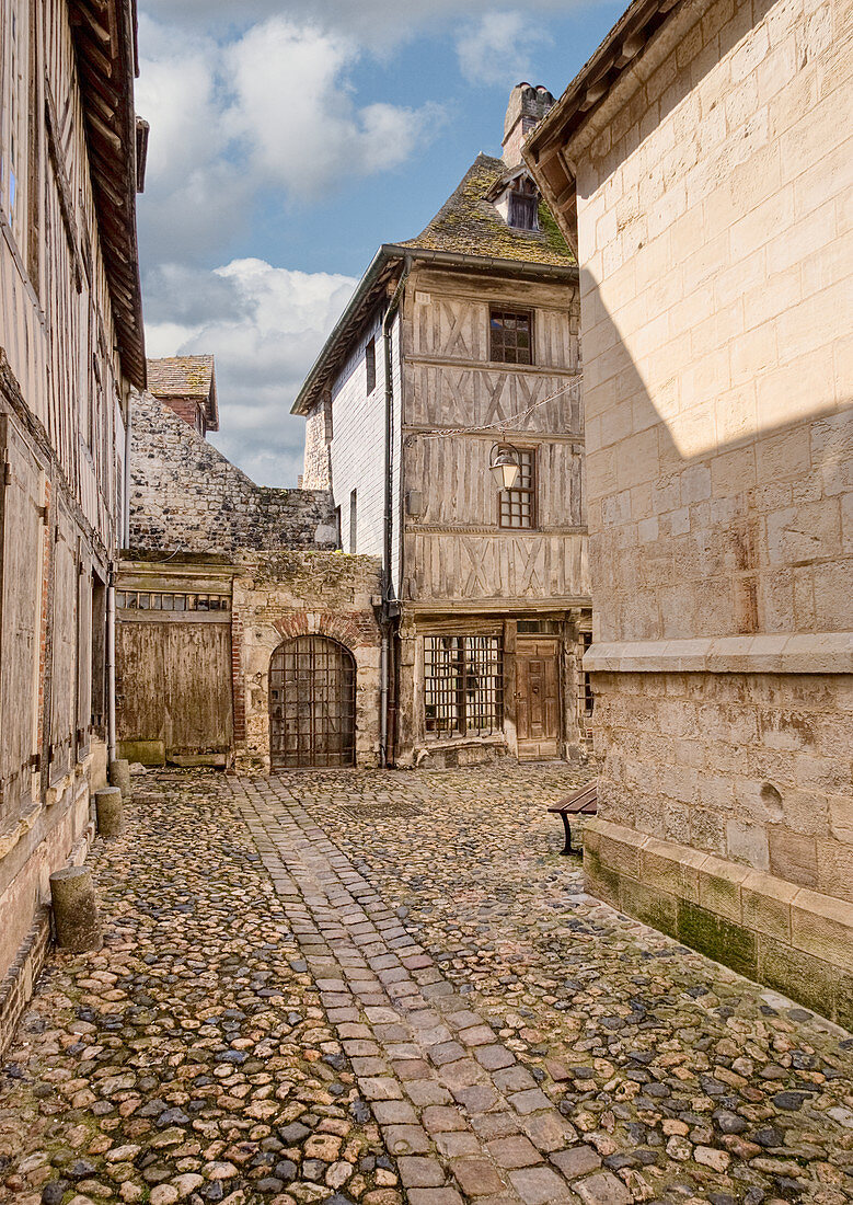 Straße in mittelalterlicher französischer Stadt, Honfleur, Calvados, Normandie, Frankreich, Europa