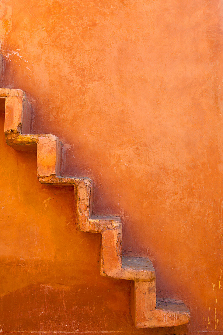 Eingebaute Stufen an der Seite einer Mauer, Jaipur, Rajasthan, Indien
