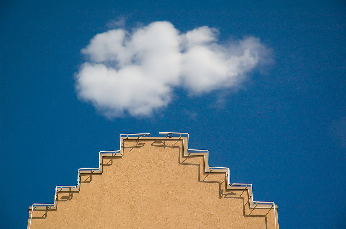 Einsame Wolke über der Brüstung eines Gebäudes, Salt Lake City, Utah, Vereinigte Staaten von Amerika