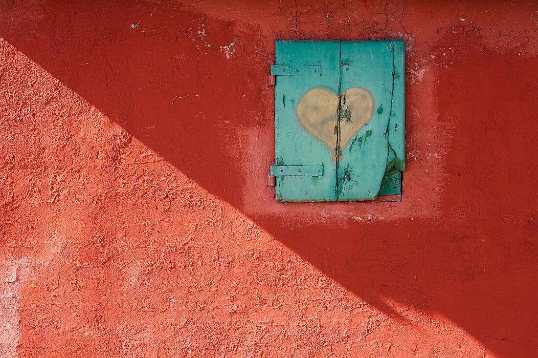 Rote Wand mit Fensterläden, San Quirico D'Orcia, Toskana, Italien