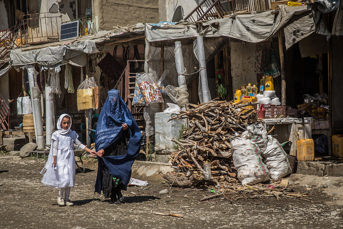 Frau mit Burka in Ishkashim, Afghanistan, Asien