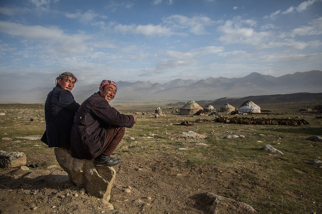 Kirgisen vor Jurtensiedlug im Pamir, Afghanistan, Asien