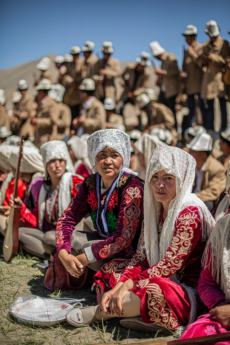 Kirgisinnen am See Karakol im Pamir, China, Asien