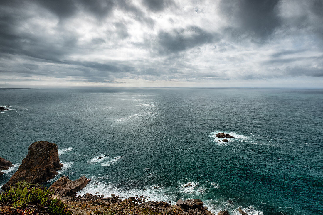 Blick auf das Meer beim Cabo da Roca, Colares, Portugal  