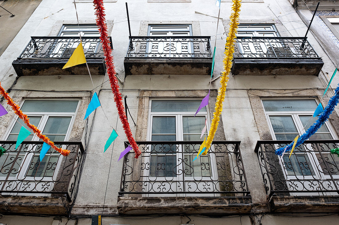Altbaufassade mit Girlanden verziert in Lissabon, Portugal