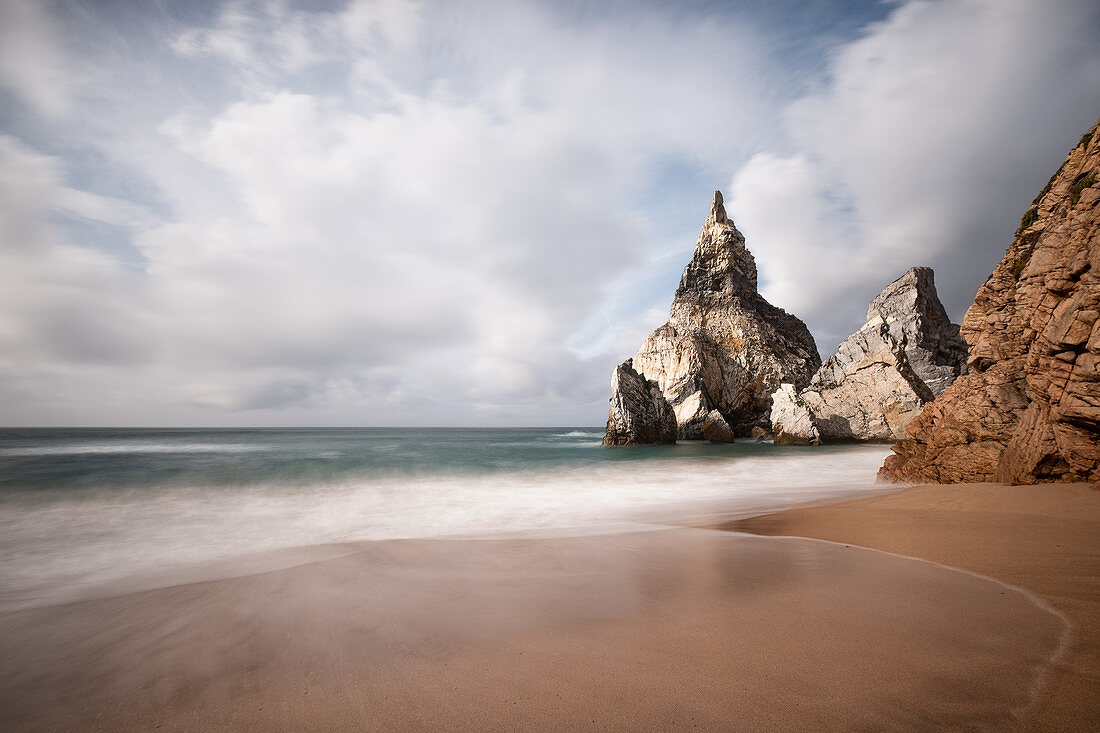 Blick auf die Felsen des Strandes Praia da Ursa, Colares, Sintra, Portugal