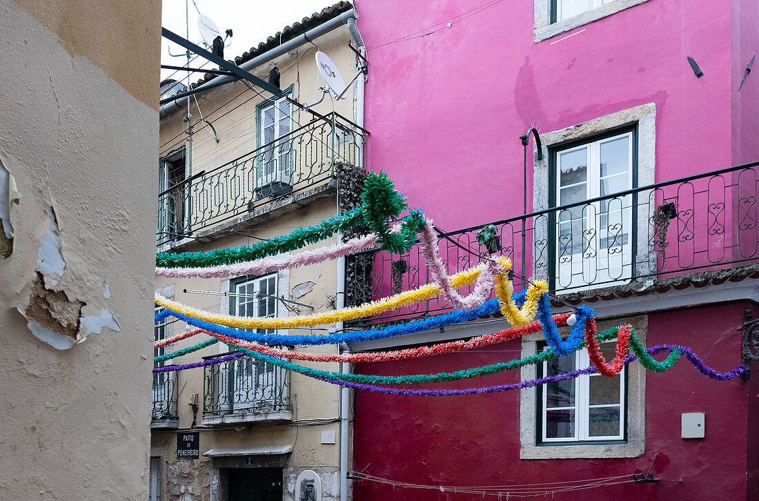 Altbaufassaden mit Girlanden verziert in Alfama, Lissabon, Portugal