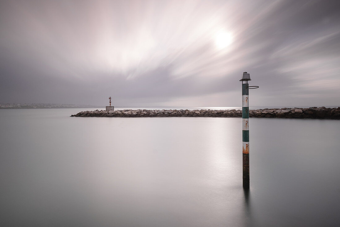 Metallpfahl in der Hafeneinfahrt von Cascais, Portugal