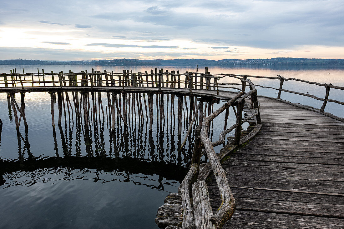 Holzsteg im Museum Pfahlbauten Unteruhldingen am Bodensee, Baden-Württemberg, Deutschland